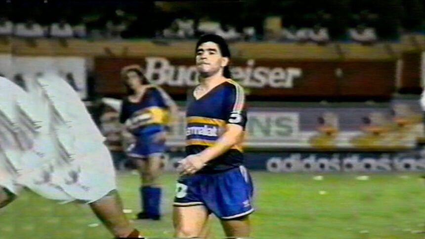 El día que Maradona jugó un partido en dos equipos diferentes: la vuelta fugaz del futbolista a Boca