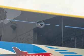 Otra vez violencia: hinchas de U. de Chile apedrearon el micro que transportaba a Lanús