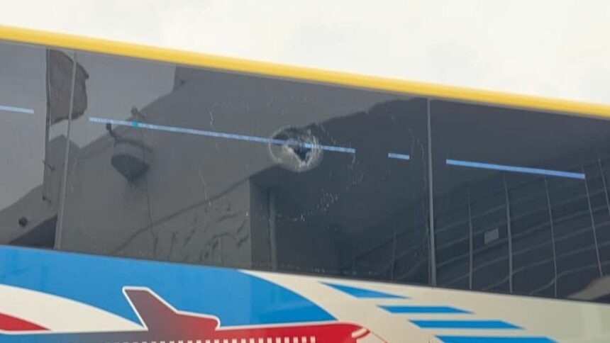 Otra vez violencia: hinchas de U. de Chile apedrearon el micro que transportaba a Lanús