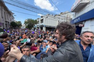 Al grito de “Cristina tobillera”, Milei afronta el último fin de semana de campaña