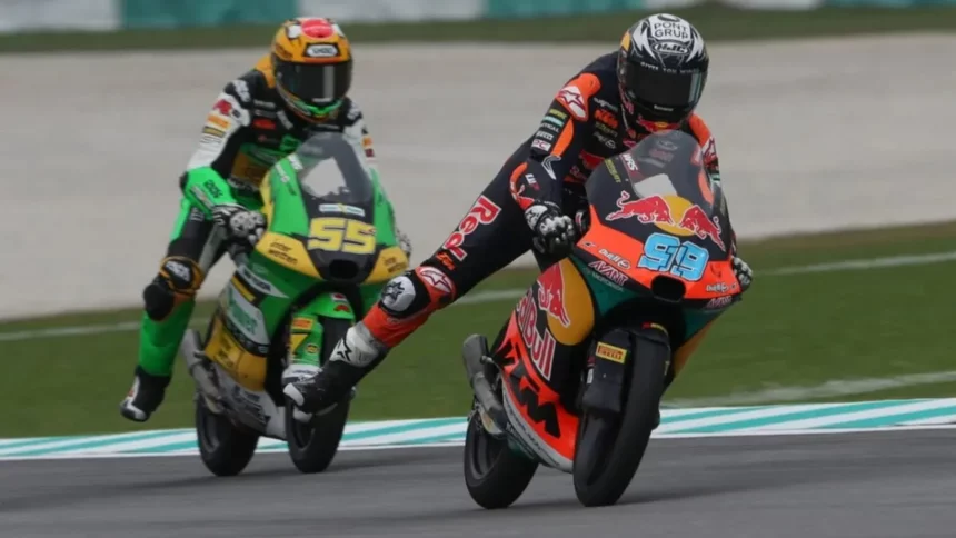 Video: impactante choque en Moto 3 en el GP de Malasia