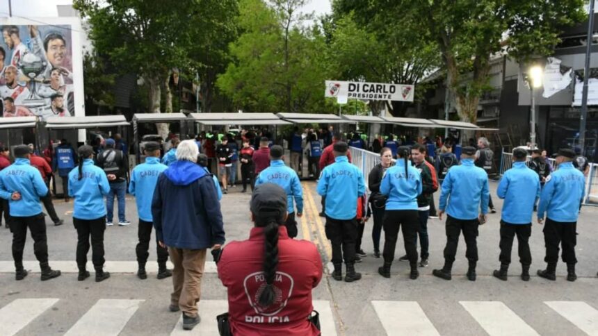 La Policía de la Ciudad detuvo a 49 trapitos y capturó a un prófugo durante el operativo en el River–Sarmiento