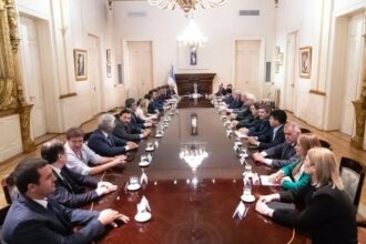 Javier Milei recibe a los gobernadores por las reformas: en lugar de Cornejo, estará Hebe Casado