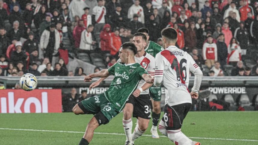 Sarmiento logró un triunfo histórico y dejó a River ahogado en su crisis deportiva