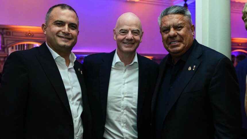 La AFA alcanzó un hito histórico en la FIFA: Claudio Tapia liderará la comisión que define las reglas del fútbol mundial