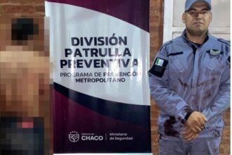 CHACO: Lo Siguieron Hasta El Techo Y Quiso Lesionar A Los Policías Con Un Cuchillo