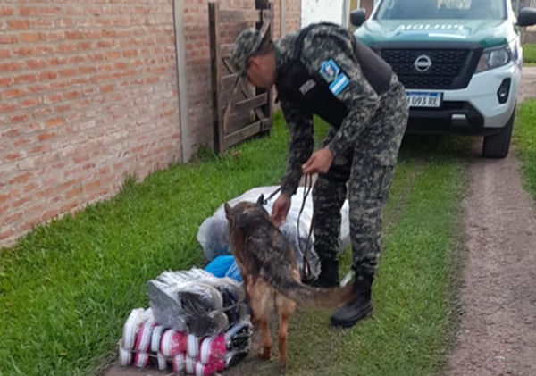 COLONIA POPULAR: Persecución Y Secuestro De 60 Bultos De Mercadería Ilegal