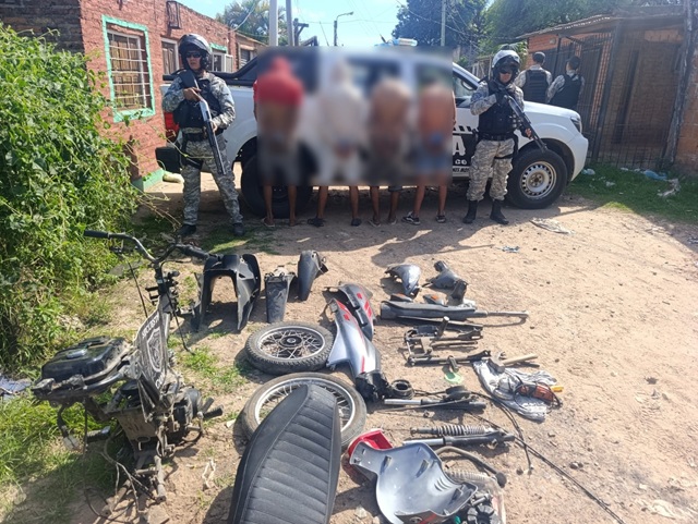 RESISTENCIA: Cuatro Jóvenes Fueron Sorprendidos Desarmando Una Moto Robada