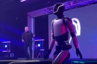 El curioso baile del robot de Tesla para celebrar el respaldo de los accionistas a Elon Musk