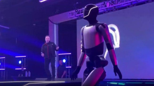El curioso baile del robot de Tesla para celebrar el respaldo de los accionistas a Elon Musk