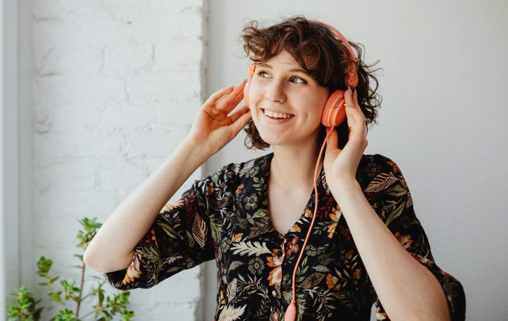 Estas son las mejores canciones para recibir el calor, según la Inteligencia Artificial