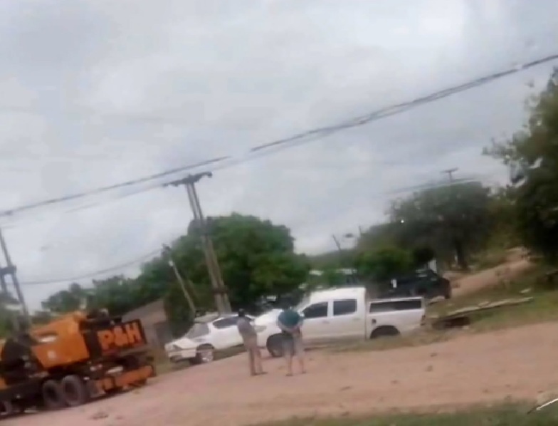 PINEDO: Una Hilux Volcó En Una Cuneta Y El Conductor Salió Ileso