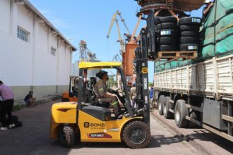 Histórica Operación En El Puerto De Barranqueras: Arriban Cubiertas Importadas Desde China Con Destino Final A Córdoba