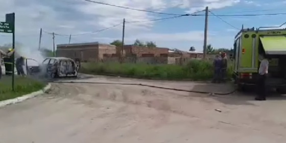 CHACO: Se Incendió Un Auto En El Ex Barrio Emenciano Sena