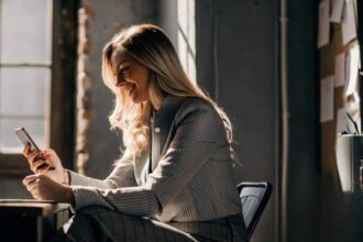 La Inteligencia Artificial que le compite a Duolingo y permite practicar cualquier idioma