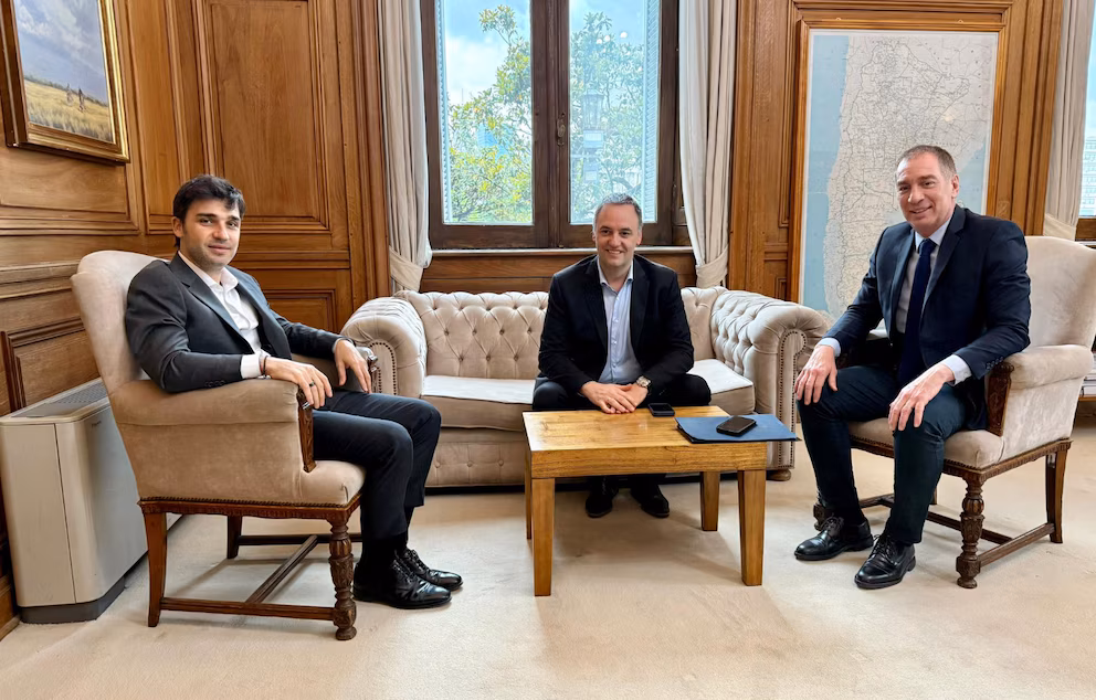 Santilli renunció a su banca y comenzó su ronda de reuniones con gobernadores