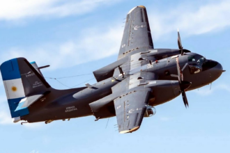 Video: el vuelo de despedida sobre la playa del avión que marcó la defensa marítima argentina