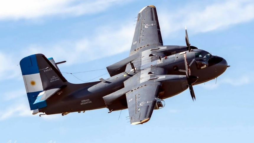 Video: el vuelo de despedida sobre la playa del avión que marcó la defensa marítima argentina