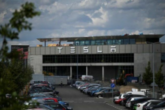 Tesla propone a los accionistas aprobar un pago récord a Elon Musk o afrontar su salida