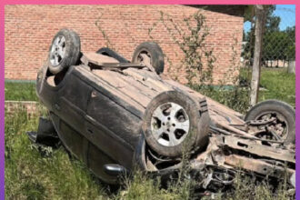 TRES ISLETAS: Un Automóvil Volcó En Camino Rural Y El Conductor Resultó Ileso