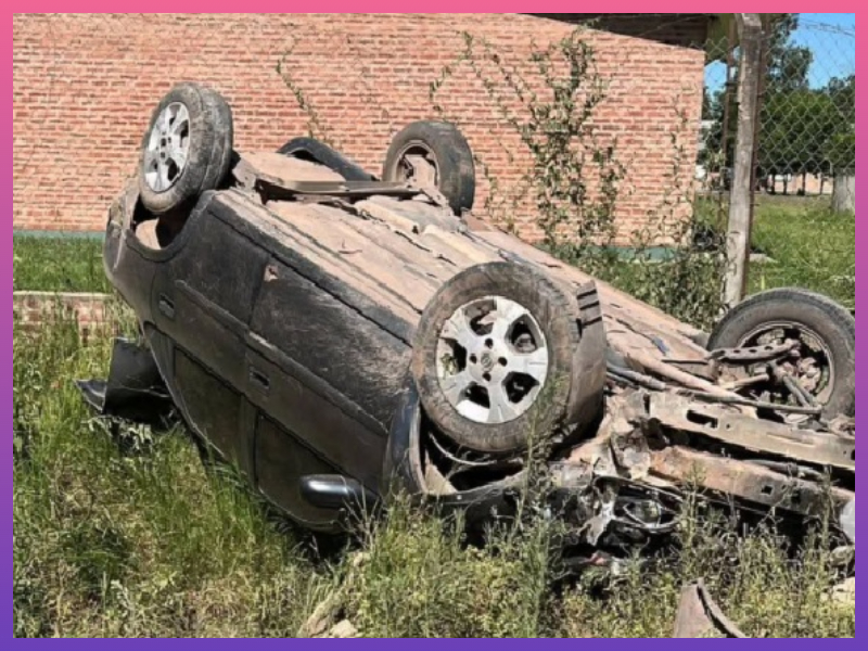 TRES ISLETAS: Un Automóvil Volcó En Camino Rural Y El Conductor Resultó Ileso