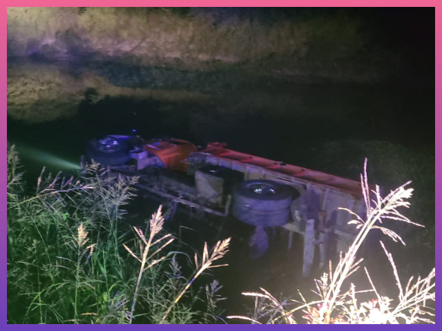 RESISTENCIA: Un Camión Cayó A Un Canal Y Quedó Abandonado En Plena Madrugada