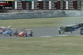 Milagro en la Fórmula 3: un piloto salió ileso tras un vuelco a gran velocidad