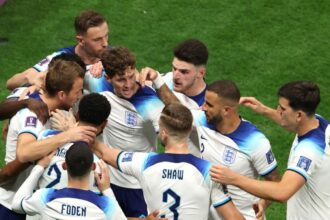 El reconocido futbolista de Inglaterra que se CANSÓ de los ROBOS y enfrentó a los ladrones con un CUCHILLO