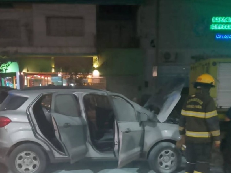 SÁENZ PEÑA: Bomberos Sofocaron El Incendio De Un Automóvil En Pleno Centro