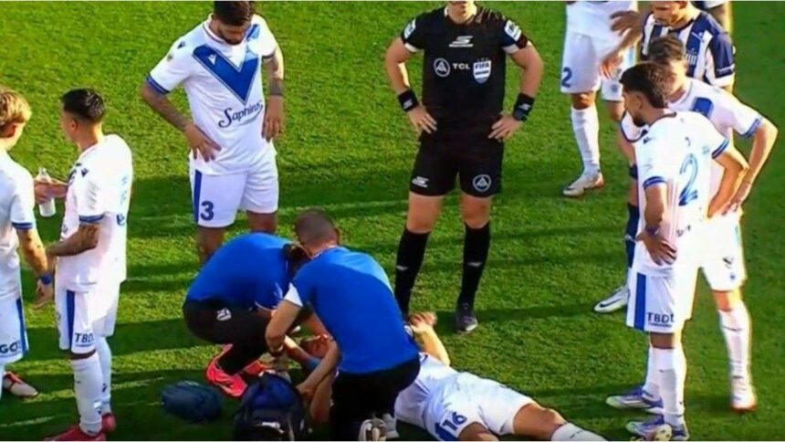 La grave lesión de Lisandro Magallán por un choque de cabezas en Vélez-Talleres