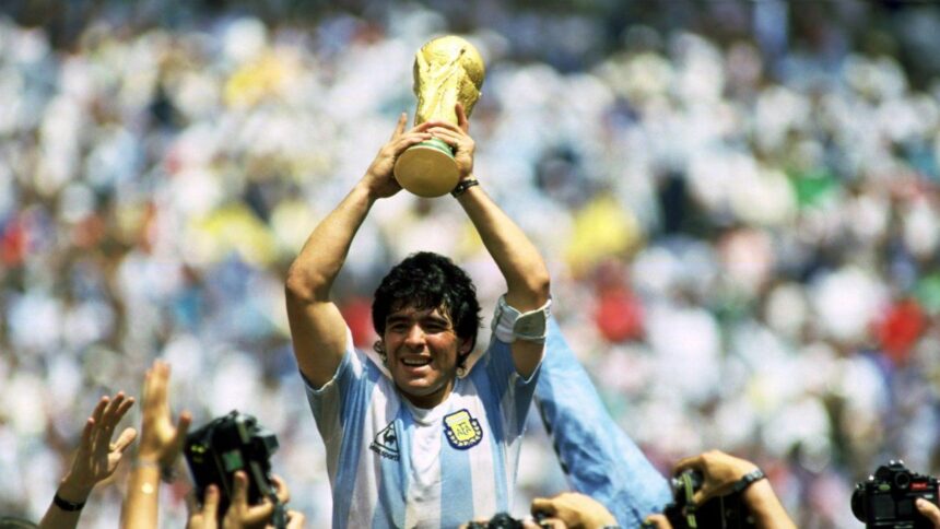 Hoy se cumplen 65 años del nacimiento de Diego Armando Maradona, eterno ídolo argentino