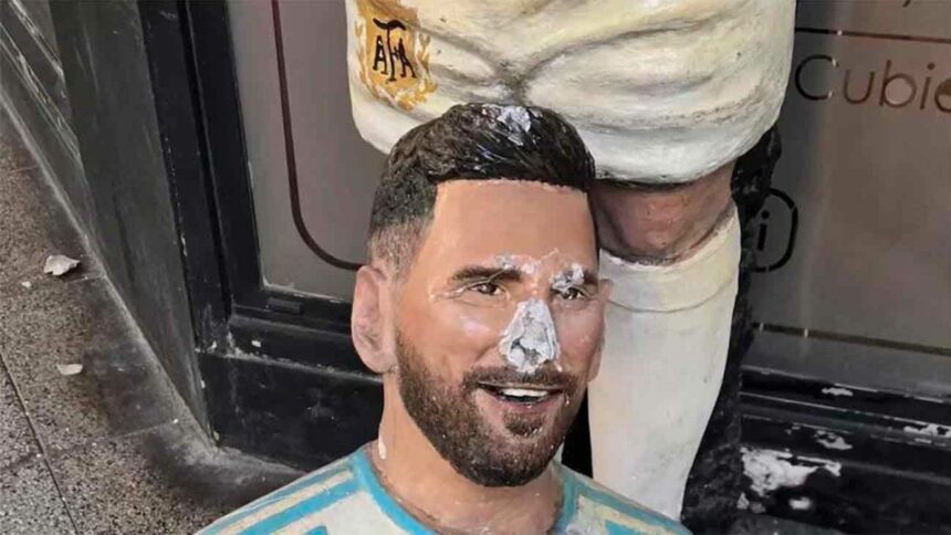 Indignación en Mar del Plata: apareció destruida la estatua de Lionel Messi