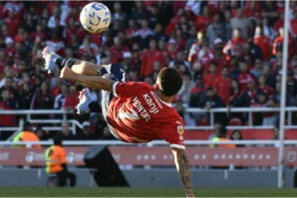 Dos futbolistas argentinos nominados al Premio Puskas y una al Premio Marta por el mejor gol del año