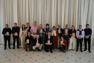 Milei despidió el año con un asado y les regaló un libro controversial a sus ministros