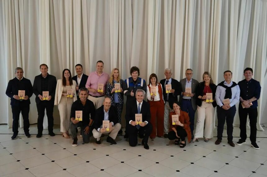 Milei despidió el año con un asado y les regaló un libro controversial a sus ministros