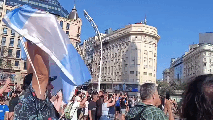 Videos: los aviones de combate F-16 sobrevolaron la Casa Rosada y el Obelisco