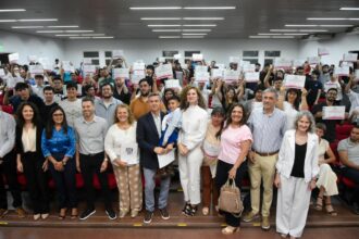 Capacitaciones En Oficios: El Gobernador Zdero Acompañó La Entrega De Certificados De Soy Chaco