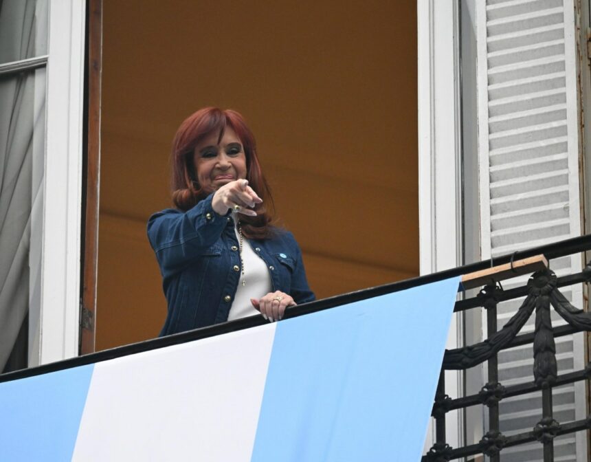 El último parte médico de Cristina Kirchner informa que presenta una leve complicación en el intestino