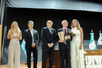 Ciencias Económicas: graduación de 59 egresados, homenaje a malvinense y afirmación institucional