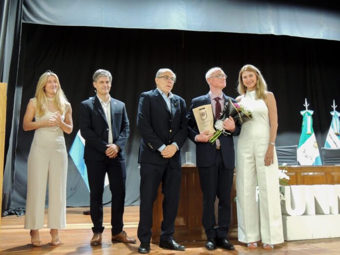 Ciencias Económicas: graduación de 59 egresados, homenaje a malvinense y afirmación institucional
