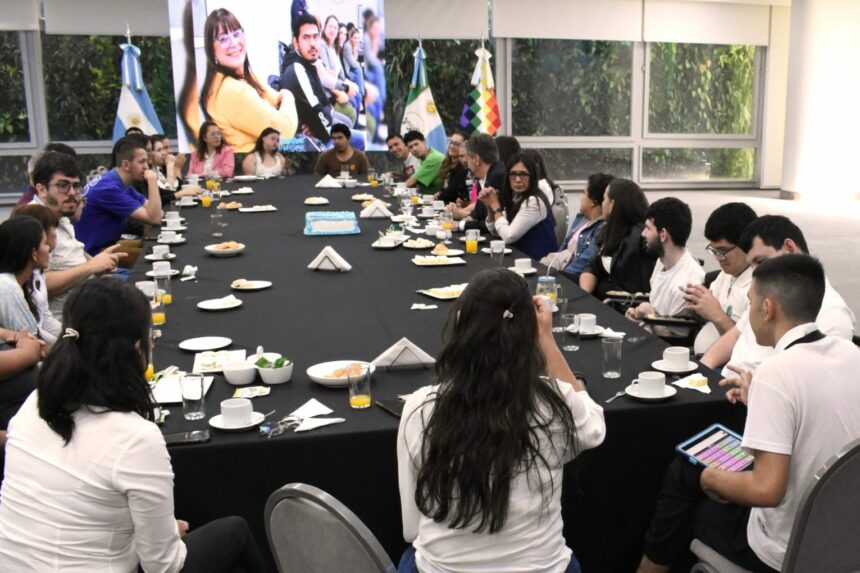 El Gobernador Zdero Junto A Personas Con Discapacidad Compartieron Un Espacio De Diálogo, En El Marco Del 3 De Diciembre