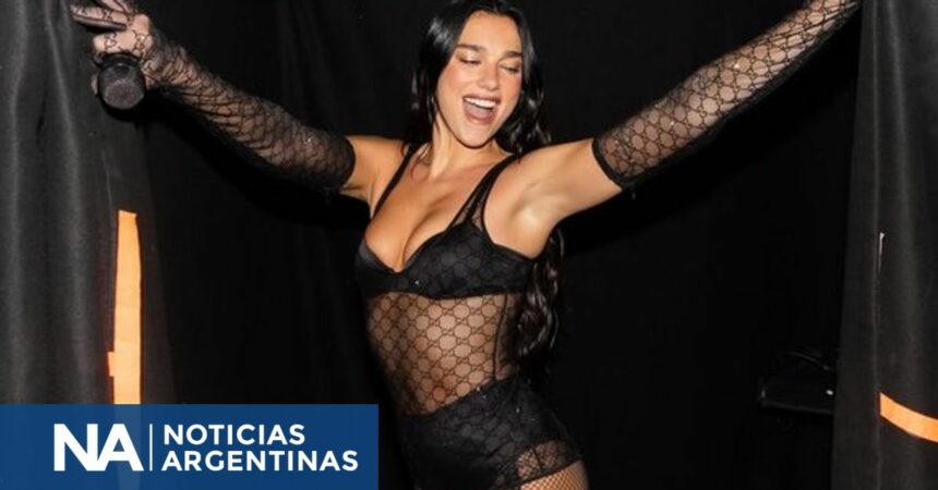 El look viral de Dua Lipa en cola less