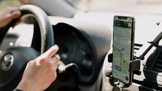 Google Maps suma una función con IA, para usar la aplicación sin las manos mientras manejás