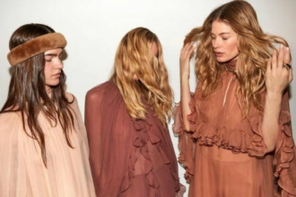 Las tendencias de moda que definieron cada década desde 1950, según la Inteligencia Artificial