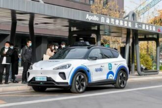 Los robotaxis llegarán a las calles del Reino Unido en 2026, tras una alianza entre Uber y Baidu