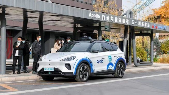 Los robotaxis llegarán a las calles del Reino Unido en 2026, tras una alianza entre Uber y Baidu