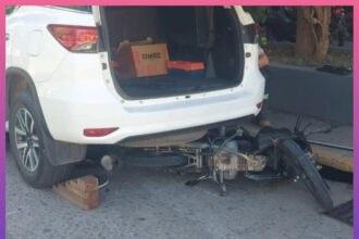 RESISTENCIA: Perdió El Control De Su Moto, Chocó, Terminó Debajo De Un Auto Y Fue Rescatada