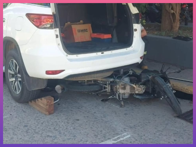 RESISTENCIA: Perdió El Control De Su Moto, Chocó, Terminó Debajo De Un Auto Y Fue Rescatada