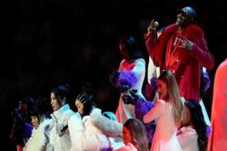 Snoop Dogg fue la gran figura del show navideño de la NFL 2025