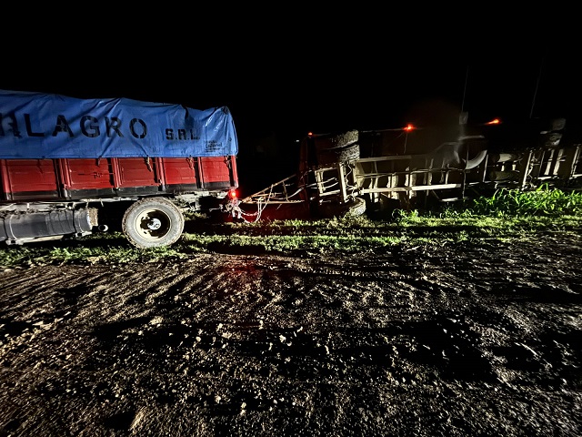 PINEDO: Un Camión Volcó Por El Mal Estado Del Camino En Mesón De Fierro